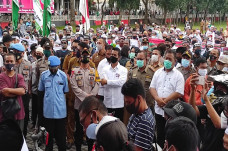 Petugas Pria Mandikan...