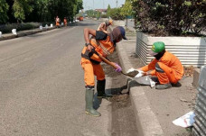 Bersihkan Pasir di Jalan...