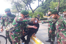 TNI Bantu Brimob Bersihkan...