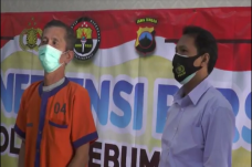 Cemburu Istrinya Disetubuhi,...