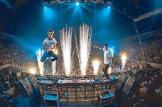 Konser The Chainsmokers...