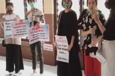 Ada Poster Bebaskan...