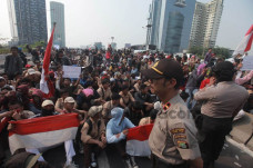 Delapan Polisi di Bekasi...