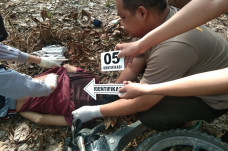 Dua Pemuda Berduel dengan...