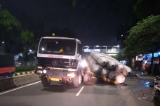 Truk Kontainer Angkut...