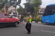 Truk Patah As di Exit...