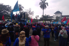Ribuan Buruh dari Berbagai...