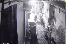 Nekat, 3 Pencuri Sikat...