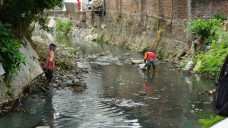 Sampah Masih Menumpuk,...