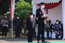 Pimpin Upacara Peringatan...