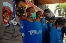 Gerombolan Pencuri Ini...