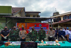 Serang Petugas, Polda...