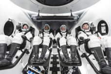 SpaceX dan NASA Terbangkan...