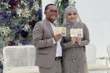 Batal Keliling Dunia,...