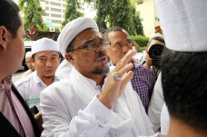 Soal Poster Habib Rizieq,...