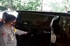 Solo Gempar, Mobil Mewah...