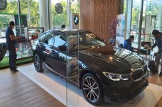 Akhir Tahun, Beli BMW...