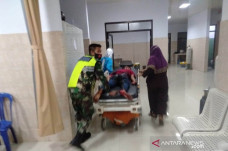 2 Anggota TNI Dikeroyok...
