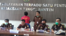 Kredit Fiktif Rp8,7...