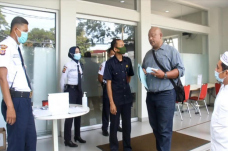 Tuntut Uang Dikembalikan,...