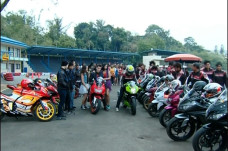 Boy Menang, Mondy Berang...