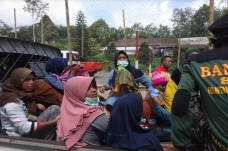Merapi Terus Keluarkan...