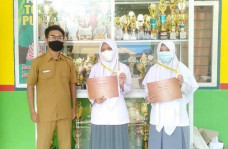 Luar Biasa, 2 Siswa...