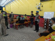 Petugas Gabungan TNI/Polri...