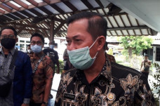 Habis Makan Durian,...