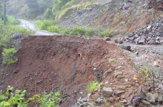 Diguyur Hujan, Jalan...