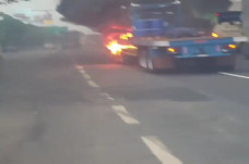 Truk Terbakar, Tol Jakarta-Cikampek...
