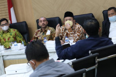 Gulung Tikar, Pedagang...
