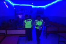 Nekat Buka saat PPKM,...