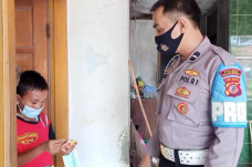10 Bulan, Polisi di...