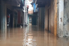 Kali Ciliwung Meluap,...