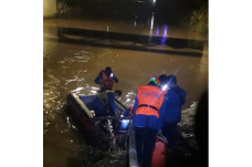 Lompat ke Kali Ciliwung,...