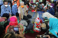 Kunjungi Pengungsi Banjir...