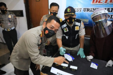 100 Polisi Jalani Tes...
