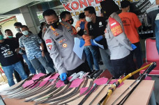 Kawanan Gangster Kocar-kacir,...