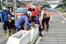 Terjepit Pembatas Jalur...
