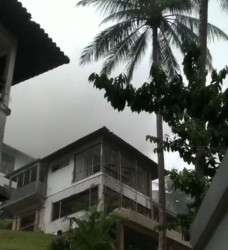 Villa Tersambar Petir...