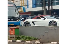 Pengemudi Porsche Penerobos...