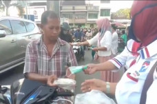 Dapat Takjil dan Masker...