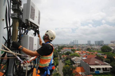 XL Axiata Jual Aset...