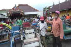 Tukang Becak dan Warga...