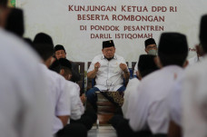 La Nyalla Imbau Warga...