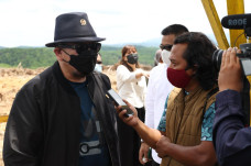 La Nyalla Geram Guru...