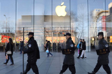 Apple Tetap Wajibkan...