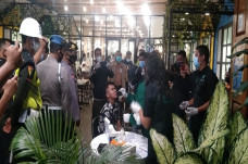 Berkerumun di Cafe,...