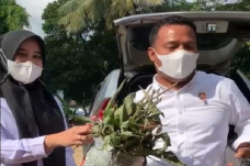 Polisi Bagi Gratis Daun...